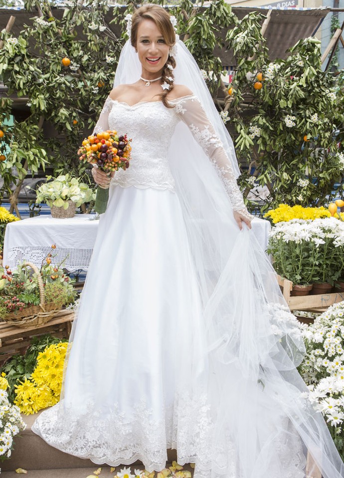 Mariana Ximenes posa com vestido de noiva escolhido por Tancinha para se casar (Foto: Felipe Monteiro/Gshow)
