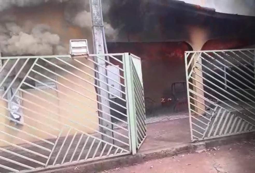 Incêndio em residência matou avó e neta em Euclides da Cunha Paulista — Foto: Vera Gonçalves 
