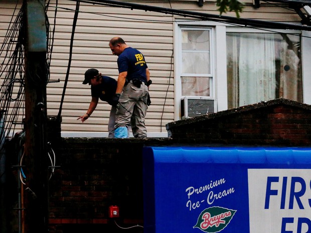 Agentes do FBI revistam apartamento sobre restaurante em Nova Jérsei nesta segunda, na busca por Ahmad Rahami (Foto: Eduardo Munoz/Reuters)
