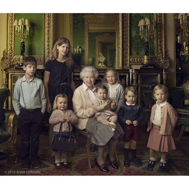 A rainha rodeada pelos netos e bisnetos. Charlotte, a caçula, está no colo (Foto: Reprodução/ Instagram)