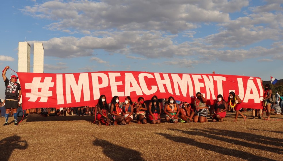 Indígenas estendem faixa pedindo impeachment, em frente ao Congresso Nacional, em BRasília — Foto: Carolina Cruz/ G1
