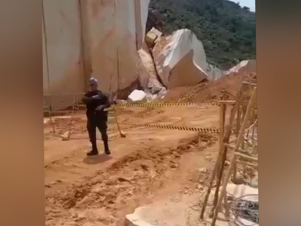 Corpo do homem ficou preso em uma pedra gigante. — Foto: Reprodução
