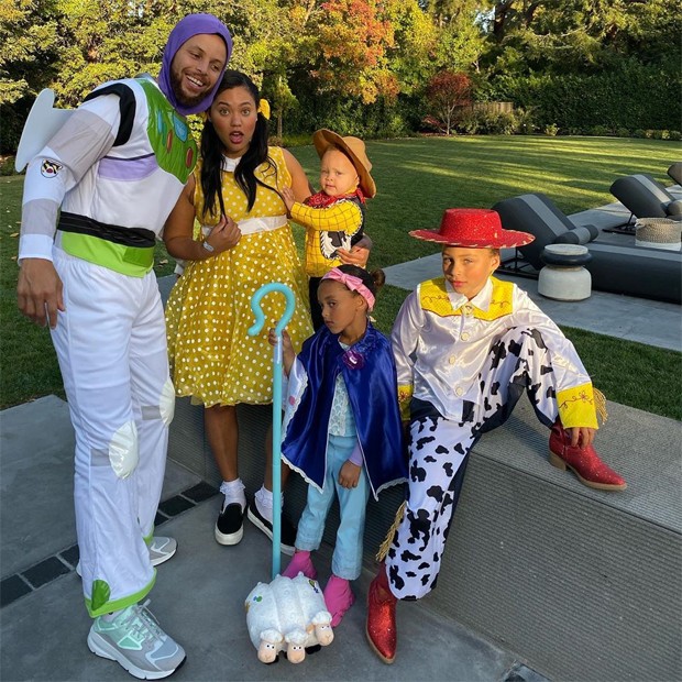 Stephen Curry e Ayesha Curry com os filhos (Foto: Reprodução/Instagram)