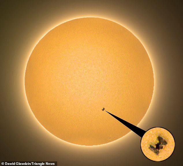 Astrônomo amador captura foto impressionante da Estação Espacial Internacional passando em frente ao Sol  (Foto: Reprodução)