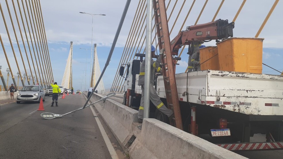 whatsapp-image-2021-02-02-at-07.27.08 Poste cai e interrompe trânsito parcialmente sobre ponte Newton Navarro em Natal