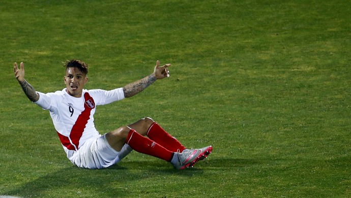 Paolo Guerrero reclama de pênalti não marcado na eliminação peruana