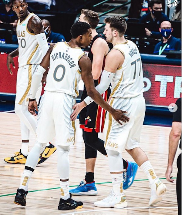 Jogadores do Dallas Mavericks em partida da NBA (Foto: Instagram)
