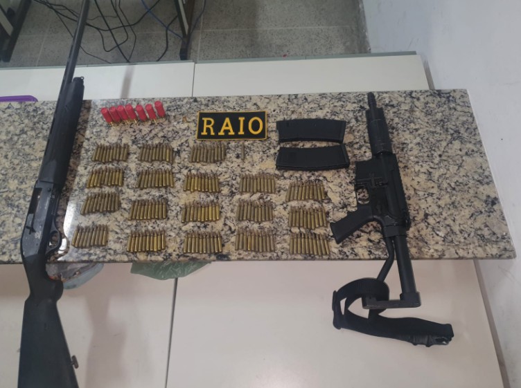 Polícia apreende fuzil e munição em caixa d’água de residência em Fortaleza