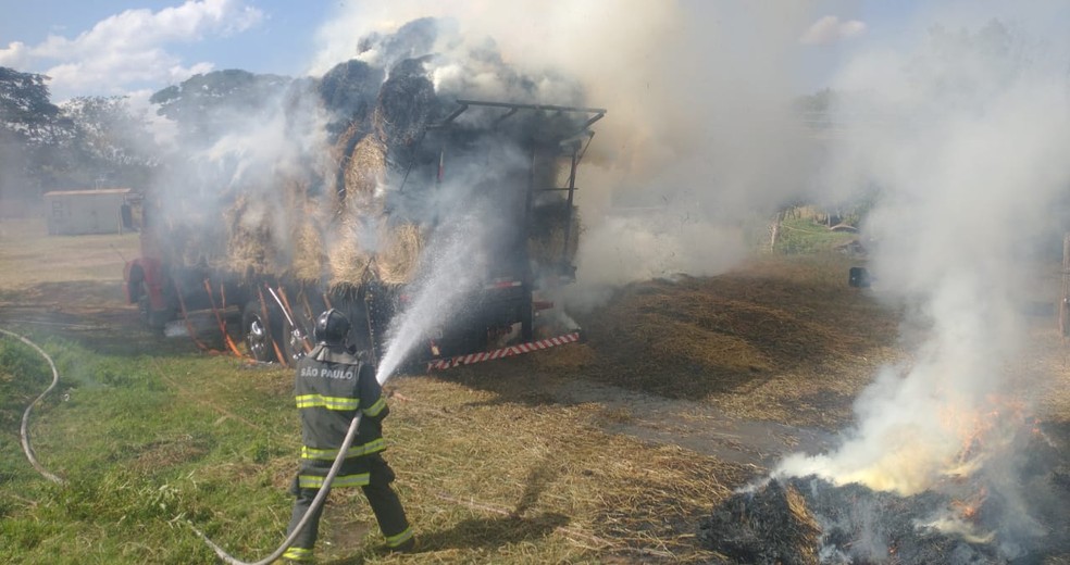 Carga de feno foi tomada pelo fogo — Foto: Corpo de Bombeiros