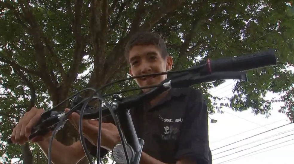Ezaqueu agora só quer saber de andar de bicicleta pelas ruas de Assis (Foto: Robson do Carmo/ TV TEM )