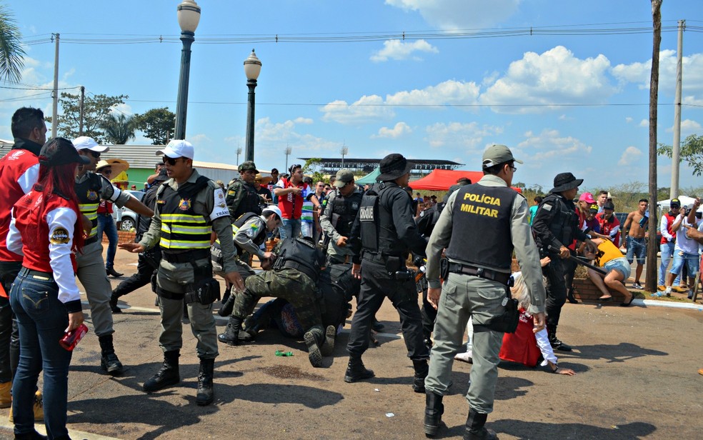 Após cerveja acabar, houve confusão entre polícia e participantes da comitiva Toro Loko — Foto: Aline Nascimento/G1