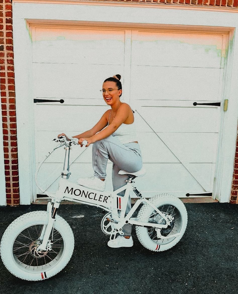 A atriz Millie Bobby Brown com a bike Moncler X Mate.bike (Foto: Reprodução/Instagram)
