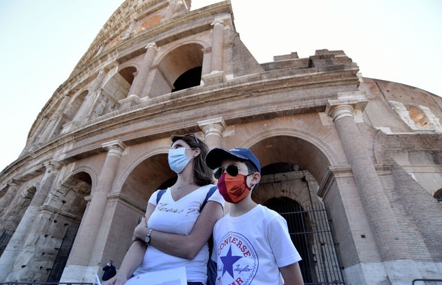 ROME, ITALY - JUNE 01:  People, wearing face masks, visit the archaeological area of the Colosseum, after three months of closure due to the COVID-19 lockdown measures on June 1, 2020 in Rome, Italy. The Parco archeologico del Colosseo and its monuments t (Foto: Corbis via Getty Images)