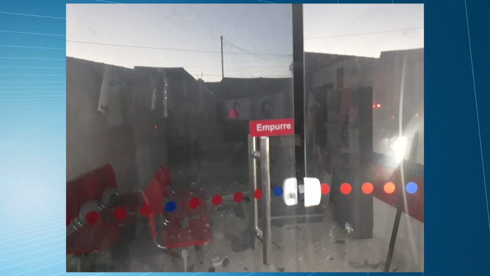 Criminosos explodiram o caixa eletônico de um posto de atendimento em Taperoá, PB, mas não conseguiram roubar o dinheiro e fugiram  — Foto: Reprodução/TV Cabo Branco