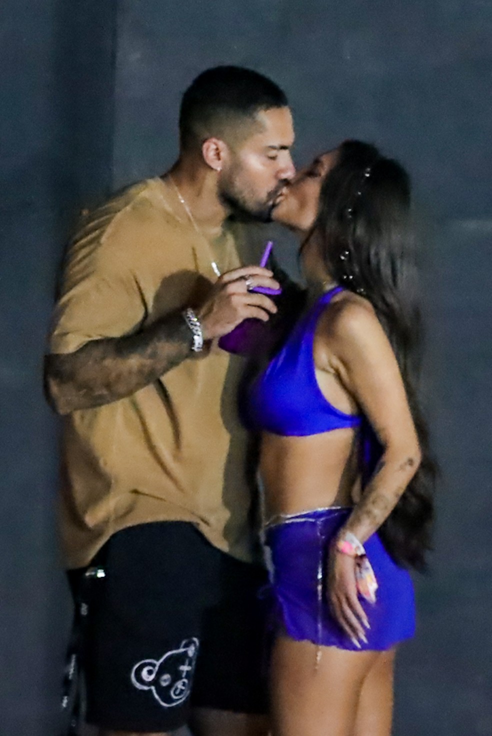 Bil Araujo e Stéfani Bays se beijam na Farofa da Gkay — Foto: AgNews