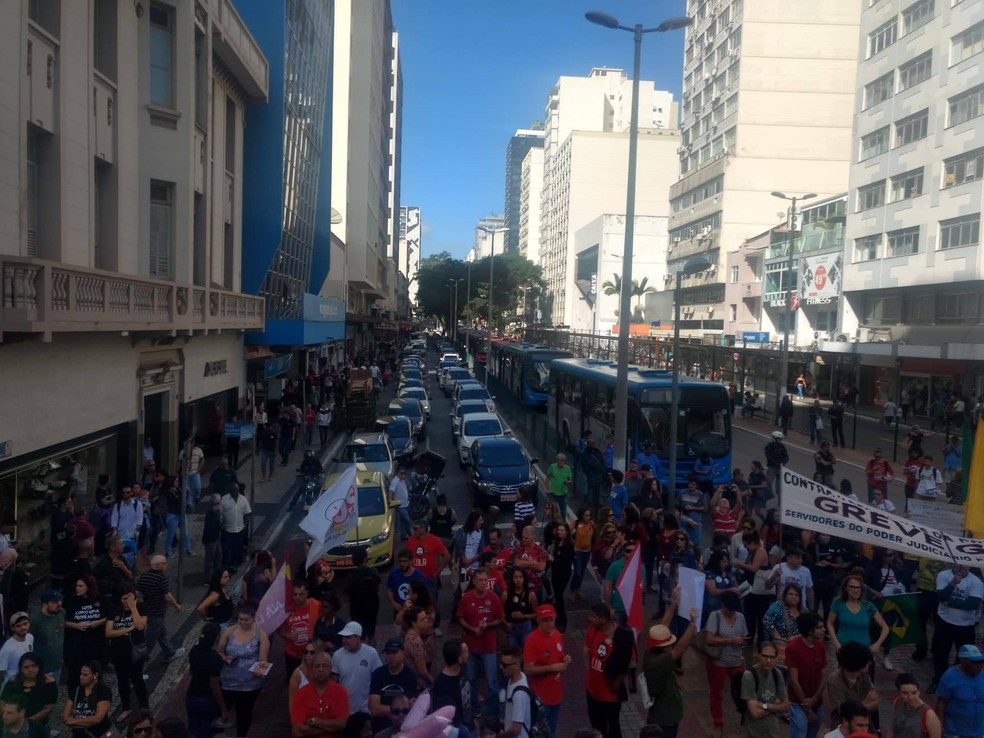 JUIZ DE FORA, 10h42: manifestantes bloqueiam a Avenida Rio Branco e trânsito fica complicado — Foto: Roberta Oliveira/G1