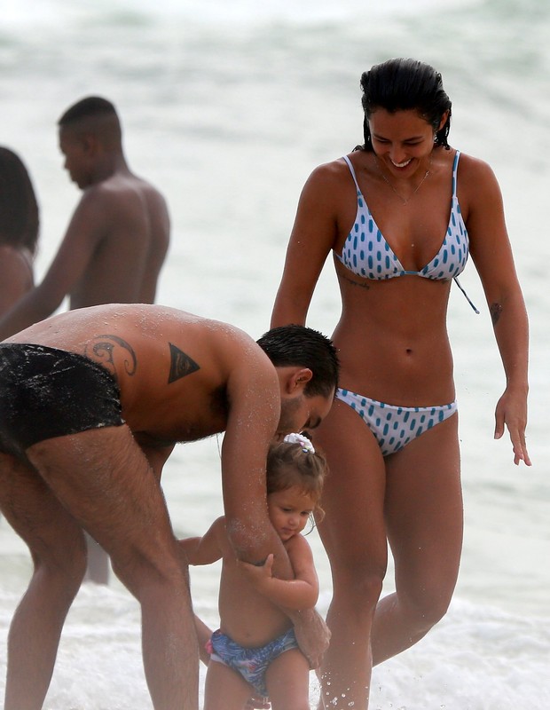 Yanna Lavigne curtindo Praia da Barra da Tijuca com Madalena (Foto: Dilson Silva/Agnews) Yanna Lavigne curtindo Praia da Barra da Tijuca com Madalena (Foto: Dilson Silva/Agnews)