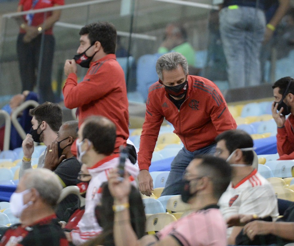 Landim se senta para assistir ao clássico, na final do Maracanã — Foto: André Durão