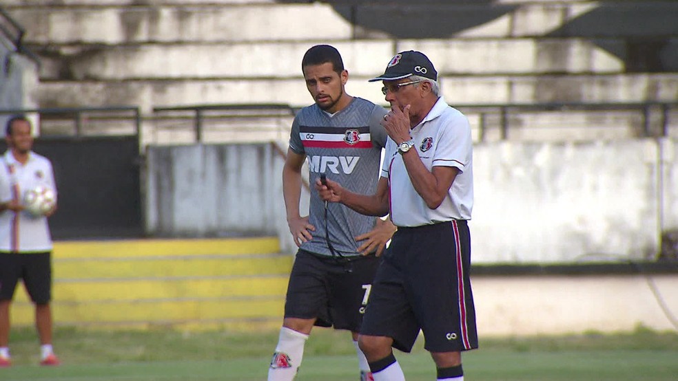 Técnico Givanildo Oliveira conversa com João Ananias, no Santa Cruz — Foto: Reprodução