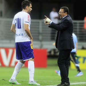 Peça-chave no time, Paulo André revê Corinthians e vira auxiliar de Luxa