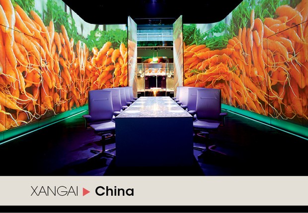 O restaurante Ultraviolet, de Xangai, serve suas comidas numa atmosfera que aguça não só o paladar e o olfato, mas todos os sentidos. (Foto: Scott Wright of Limelight Studio)