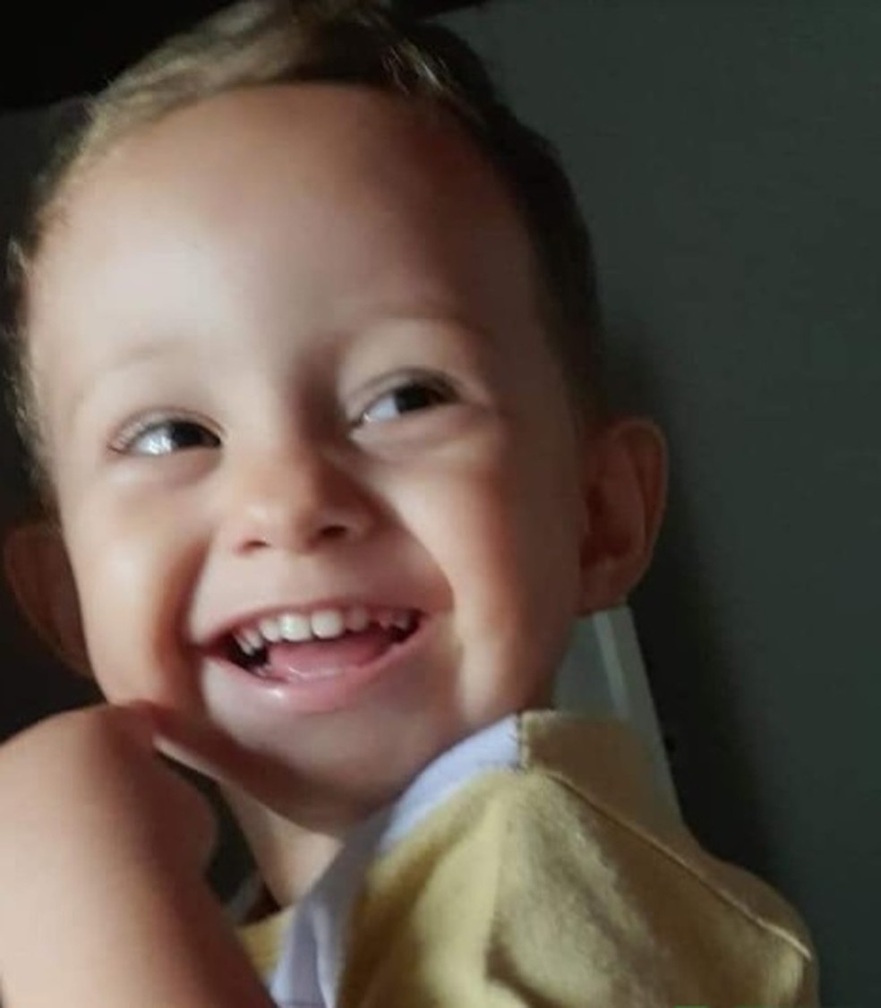 Menino de 2 anos morre ao se engasgar enquanto comia jujuba na casa dos tios em MT