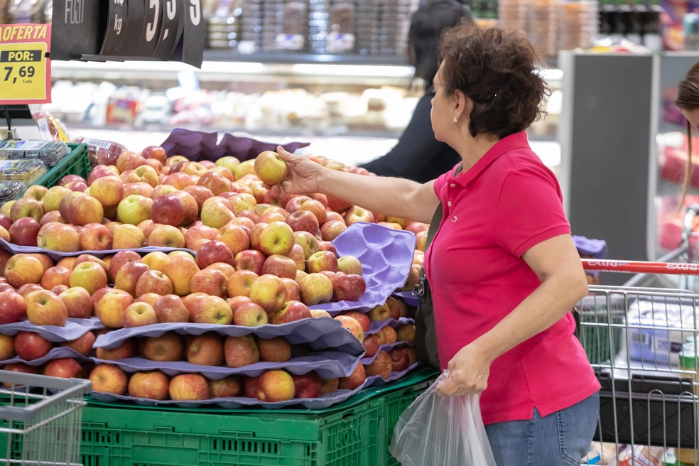 Consumidora escolhe frutas em supermercado da cidade de São Paulo  — Foto: Celso Tavares/G1