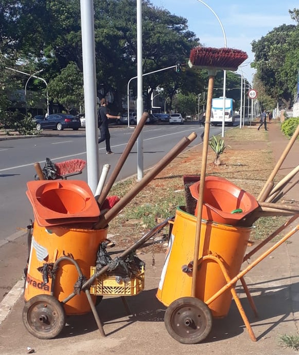 Garis que prestam serviço ao DF paralisaram as atividades na manhã desta quinta-feira (10) — Foto: Vanna Oliveira/Arquivo pessoal