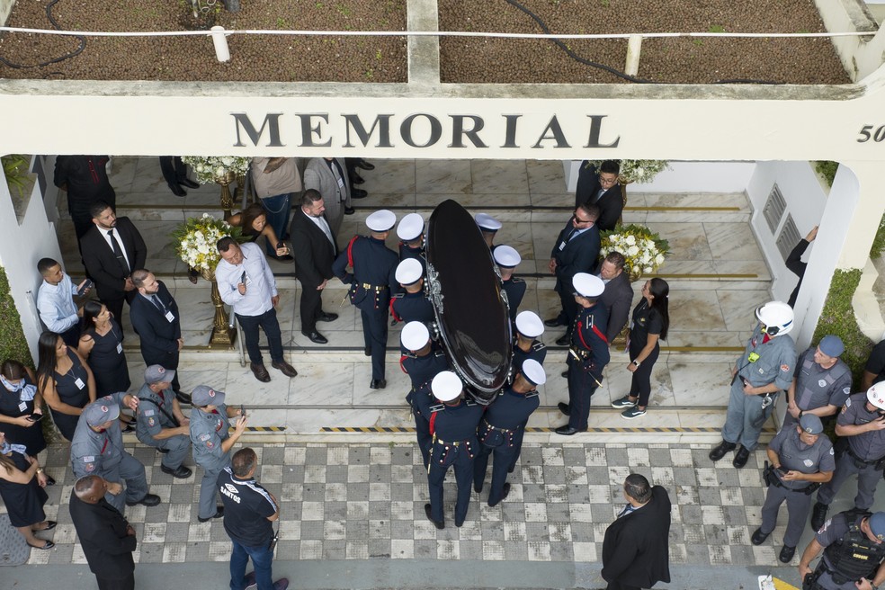 Corpo de Pelé chega a cemitério vertical em Santos — Foto: Andre Penner/AP