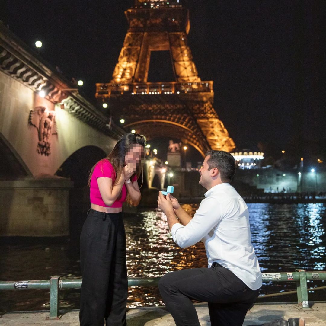 Post romântico: Andres entrega anel à noiva diante da Torre Eiffel, em Paris.  — Foto: Reprodução