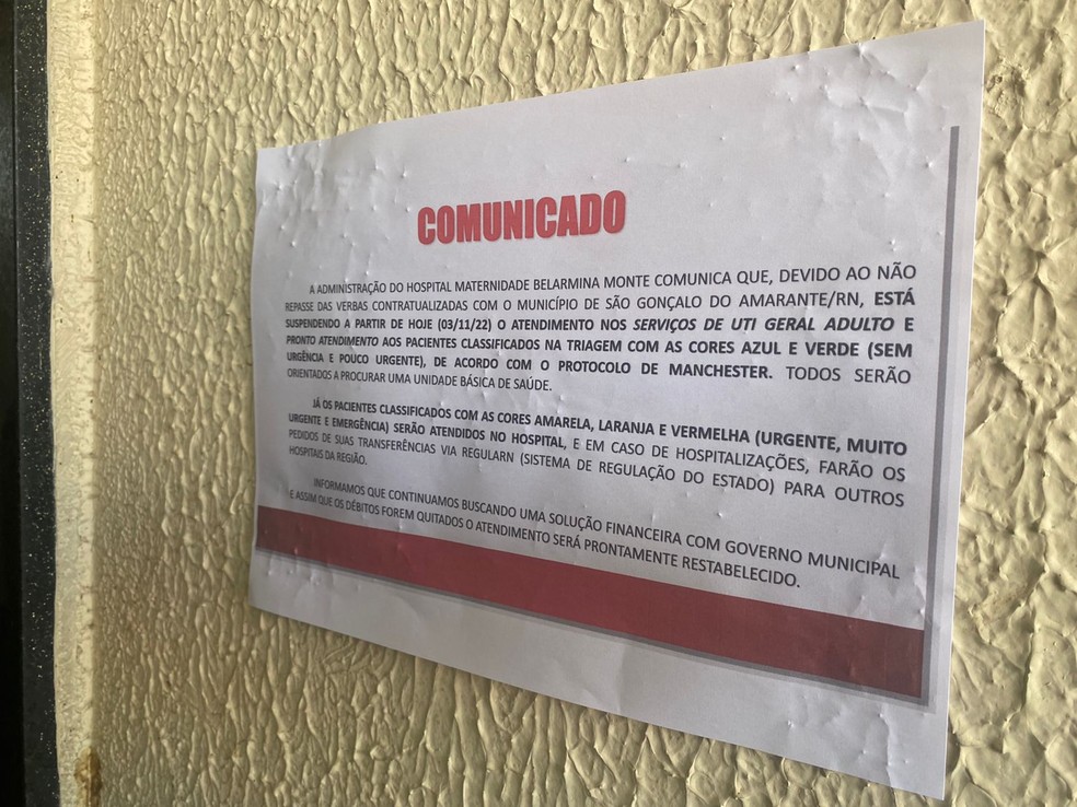 Comunicado na parede do Hospital Belarmina Monte informa suspens&atilde;o de atendimentos. &mdash; Foto: Pedro Trindade/Inter TV Cabugi