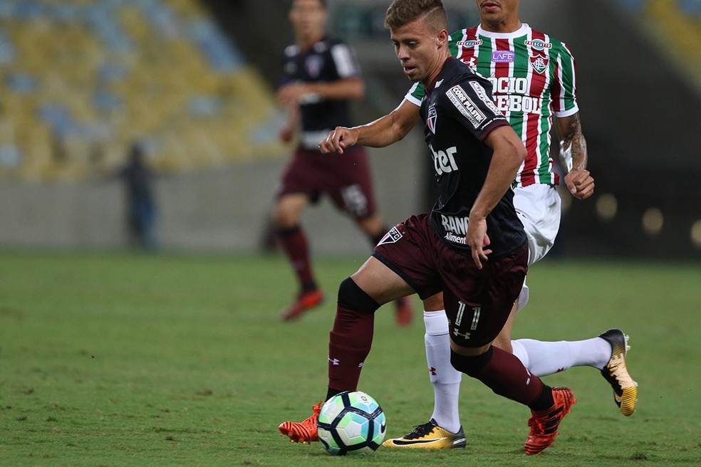 Lucas Fernandes foi mal contra o Fluminense e foi substituído por Maicosuel no intervalo (Foto: Rubens Chiri / site oficial do SPFC)