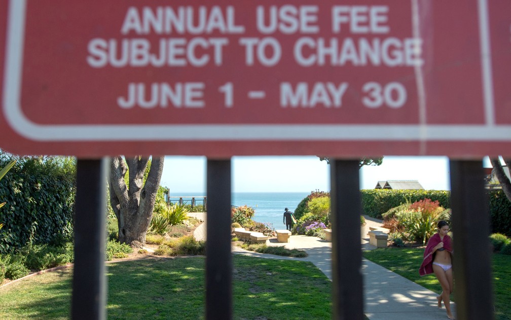 Placa adverte sobre taxa de acesso à Privates Beach de Santa Cruz, na Caifórnia, no dia 19 de setembro — Foto: Josh Edelson/AFP