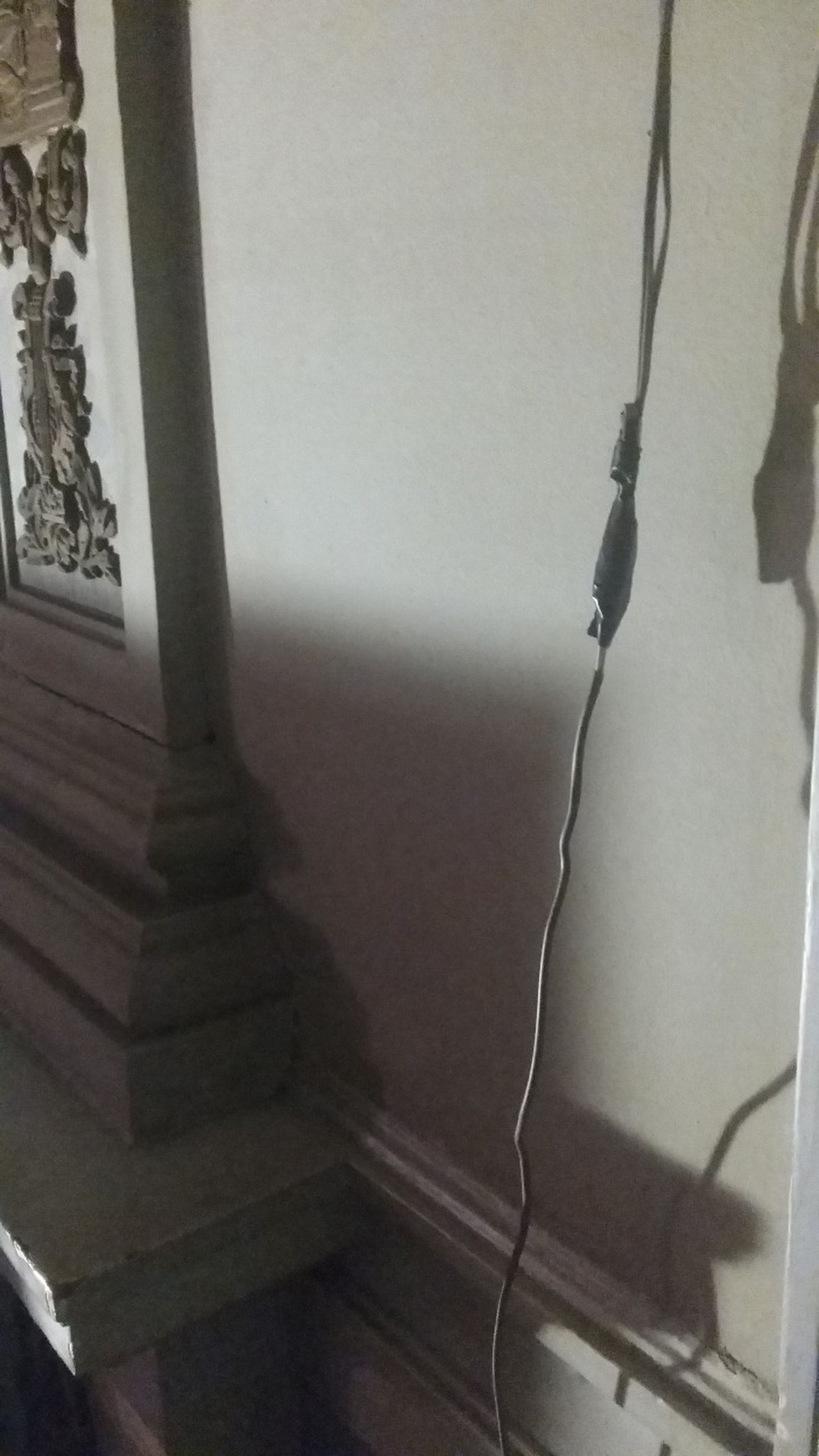 Gambiarra de fio solto pendurado no quarto de D Joao VI (Foto: Reprodução)