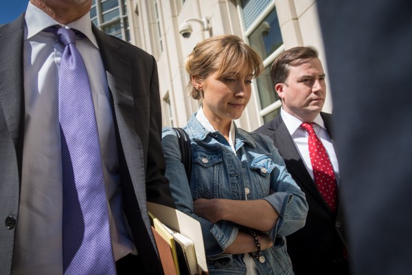 A atriz Allison Mack na companhia de seus advogados após a mais recente audiência do julgamento na qual ela é acusada de exploração sexual (Foto: Getty Images)