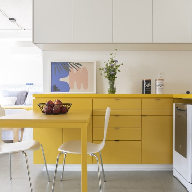 Cozinha: 6 inspirações com armários amarelos para todos os estilos (Foto: Cris Farhat)