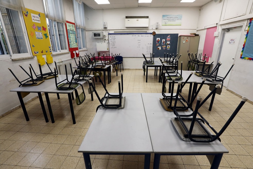 Sala de aula de escola em Jerusalém fica vazia após decisão do governo de impor um novo confinamento de 3 semanas em Israel — Foto: Ammar Awad/ Reuters
