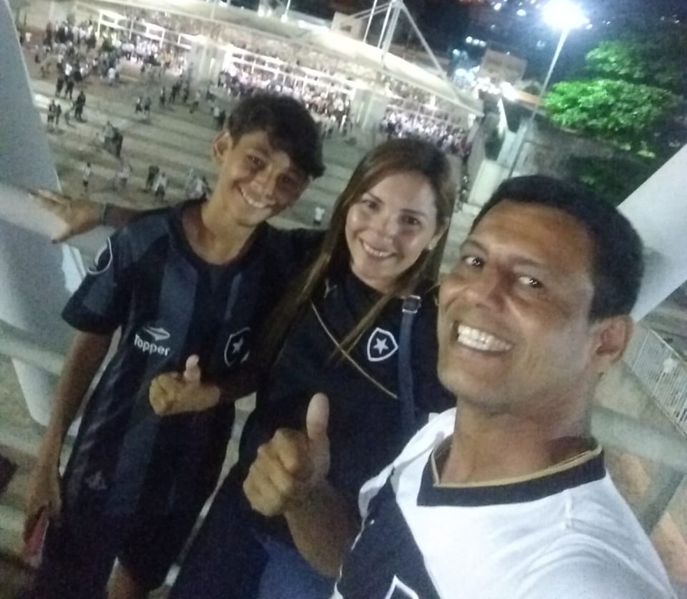 Sérgio Fernando que foi agredido em foto com a camisa do Botafogo e em companhia da mulher — Foto: arquivo pessoal