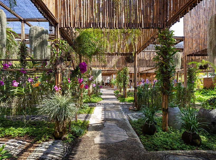 A estrutura principal do restaurante e do orquidário é composta por bambu (Foto: Spaceshift Studio / Divulgação)