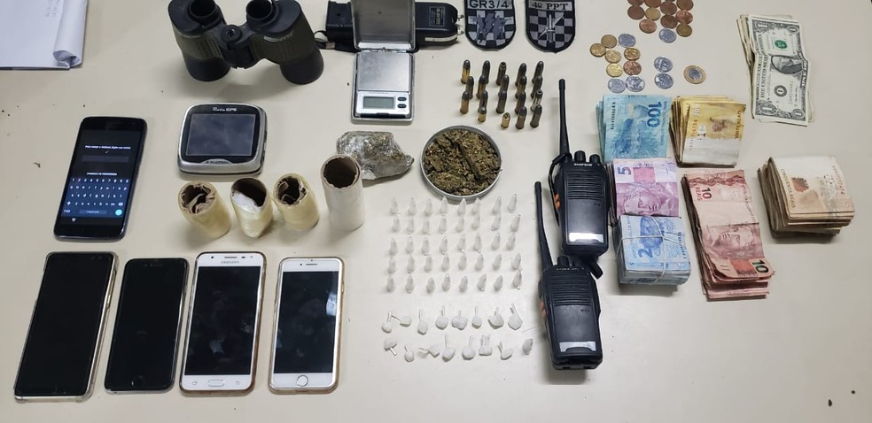 Drogas, dinheiro e celulares foram apreendidos no Campeche — Foto: Polícia Militar/Divulgação