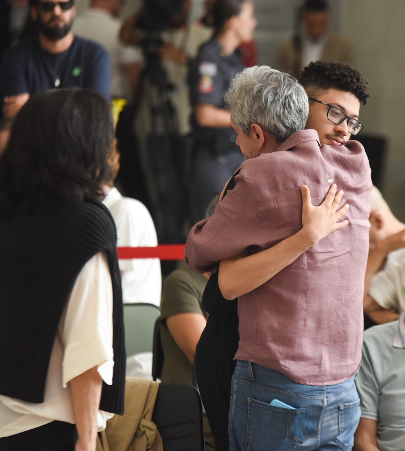 Serginho Groisman abraça Gabriel, filho de Gal — Foto: Leo Franco/ Agnews