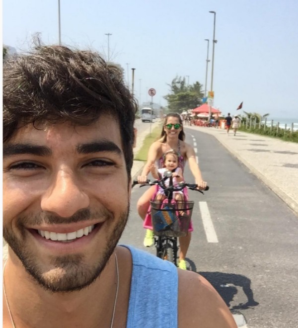 Deborah Secco e Hugo Moura levam filha para passear de bicicleta (Foto: Reprodução/Instagram)