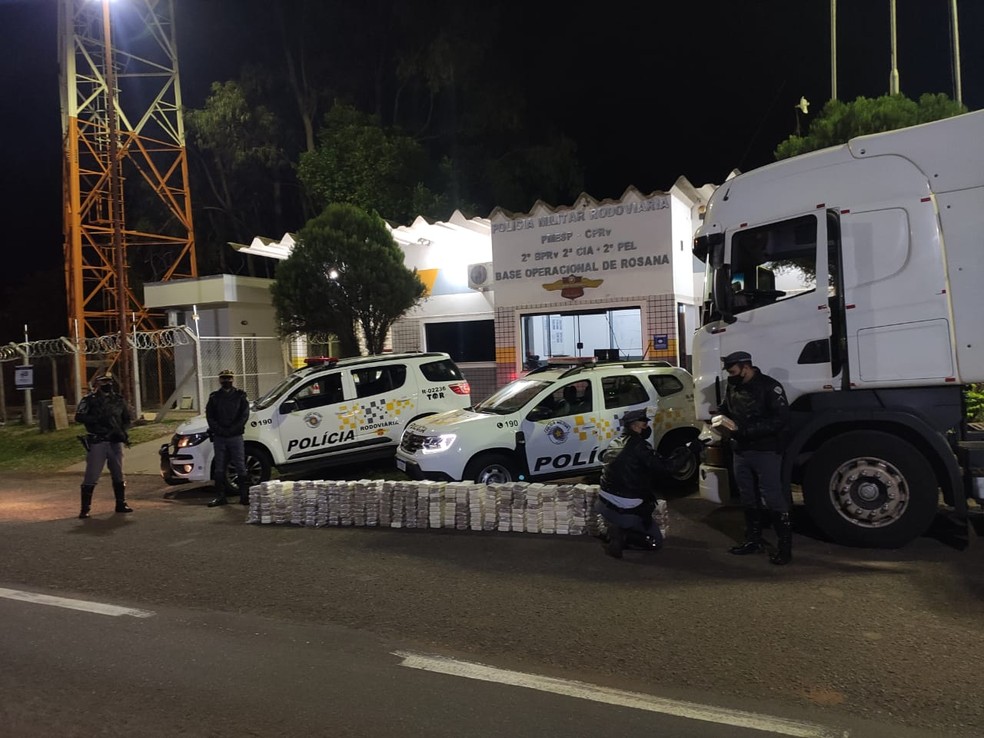Mais de 300 quilos de cocaína foram apreendidos em Rosana (SP) — Foto: Polícia Militar Rodoviária