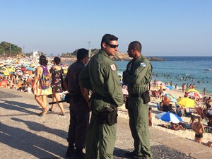 Policiamento está reforçado no calçadão de Ipanema (Foto: Matheus Rodrigues / G1)