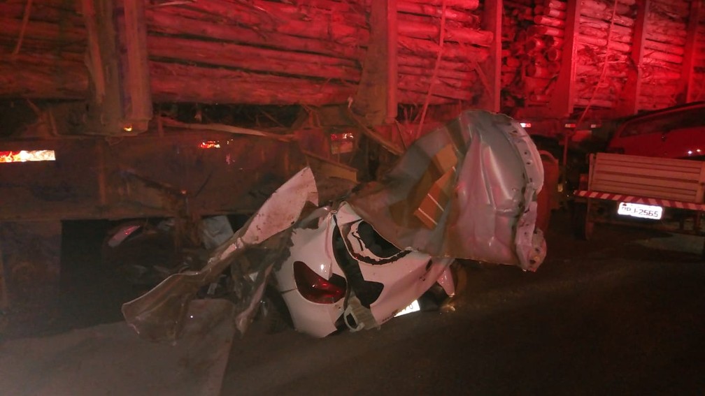 Carro em que o bebê estava entrou debaixo da carreta e ficou destruído — Foto: Corpo de Bombeiros/ Divulgação