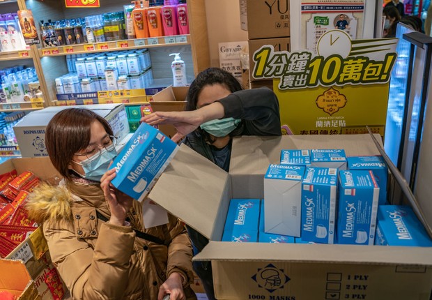 Mulher compra máscaras cirúrgicas em uma loja em um shopping de Hong Kong, na China (Foto: Getty Images)