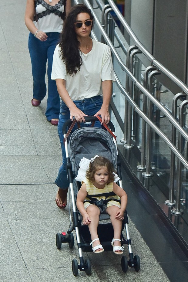 Débora Nascimento com a filha, Bela, em aeroporto em São Paulo (Foto: Leo Franco / AgNews)