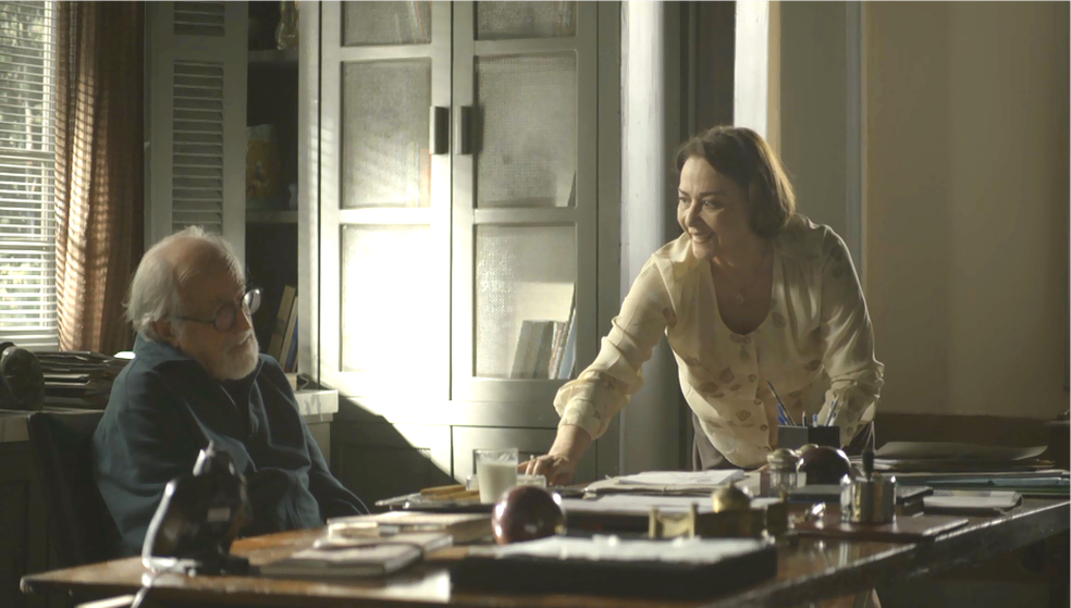 Enquanto cuida de Antero (Ary Fontoura), Evelina (Nívea Maria) fala mal de Marlene (Suely Franco), em 'A Dona do Pedaço' — Foto: TV Globo