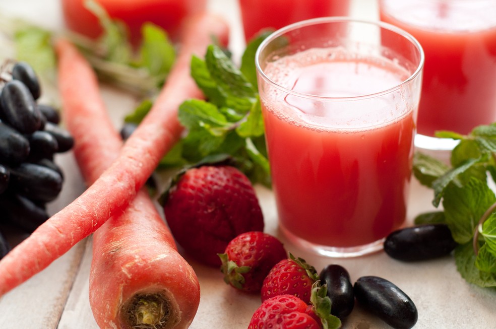 O suco morango e cenoura tem propriedades antioxidantes e fibras que ajudam na elimina��o de gordura � Foto: Shutterstock