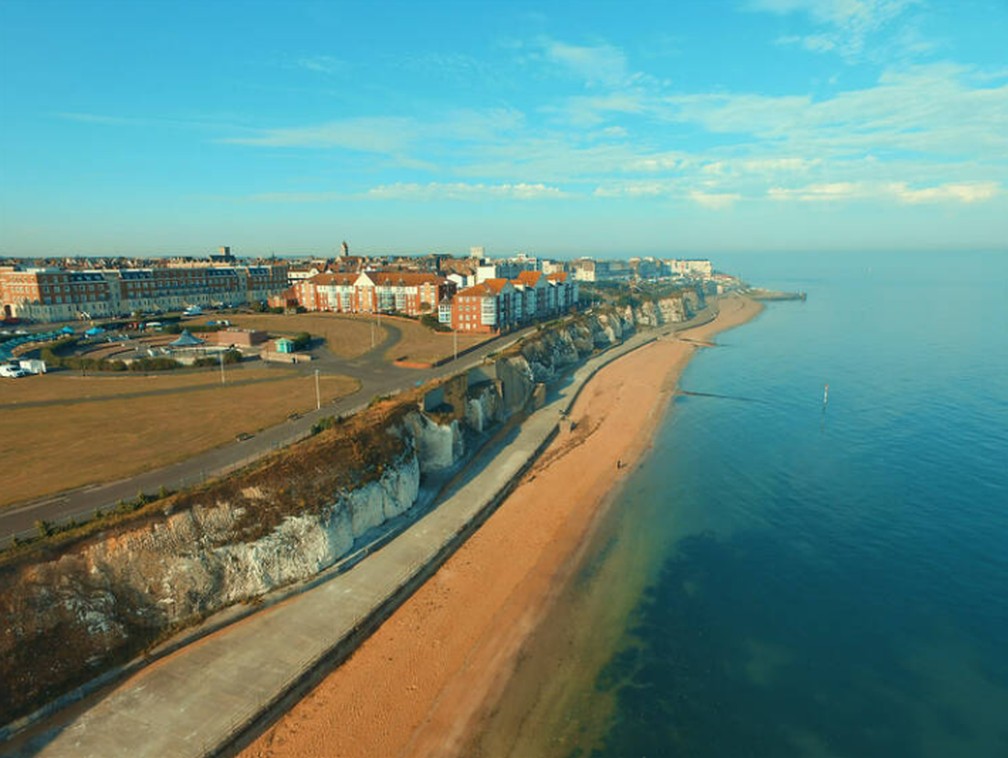 Os penhascos e a grande comunidade artística são os destaques de Cliftonville. — Foto: Reprodução